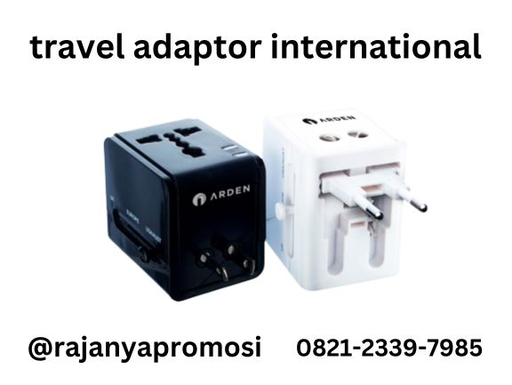 Travel adapter universal warna hitam dan putih untuk berbagai jenis colokan listrik